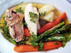 Подать кусочки курицы, овощи