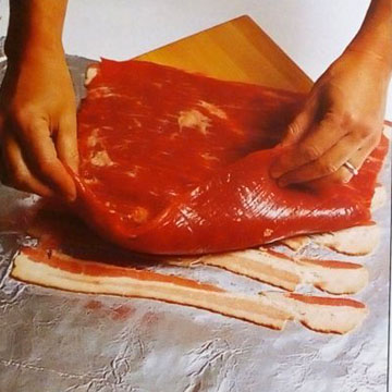Положить на бекон мясо